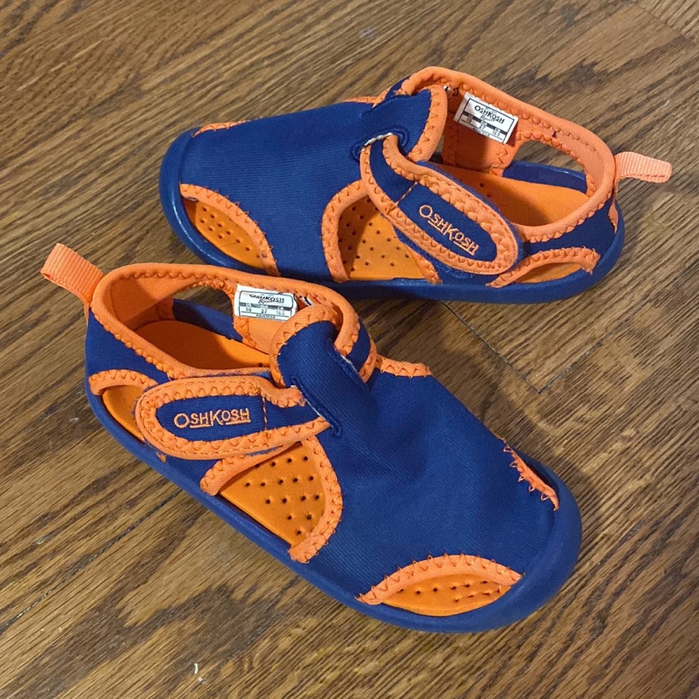 💥3/$25💥 OshKosh water shoes 💦